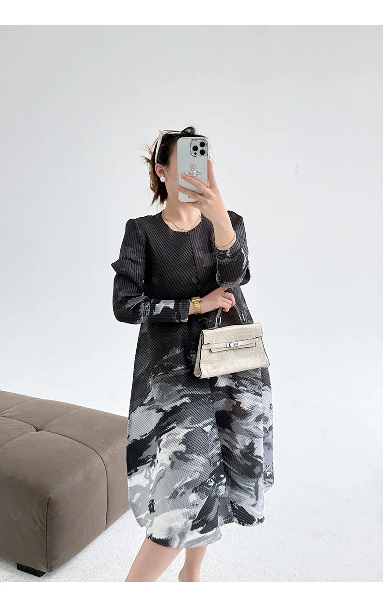 Miyake Plissierte Einreihige Damenkleider 2025 Sommer Neue Französische Batik-Bedruckte V-Ausschnitt-Kleider Lose Midi-Kleider – Detail 4