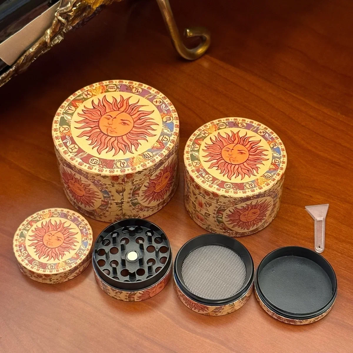 เครื่องบดสมุนไพร 4 ชั้น ขนาด 1.4/1.8/2.4 นิ้ว ยี่ห้อ Red Sun ทำจากโลหะผสมสังกะสี ใช้บดใบกัญชา บดสมุนไพรด้วยมือ อุปกรณ์สูบบุหรี่ ของขวัญ