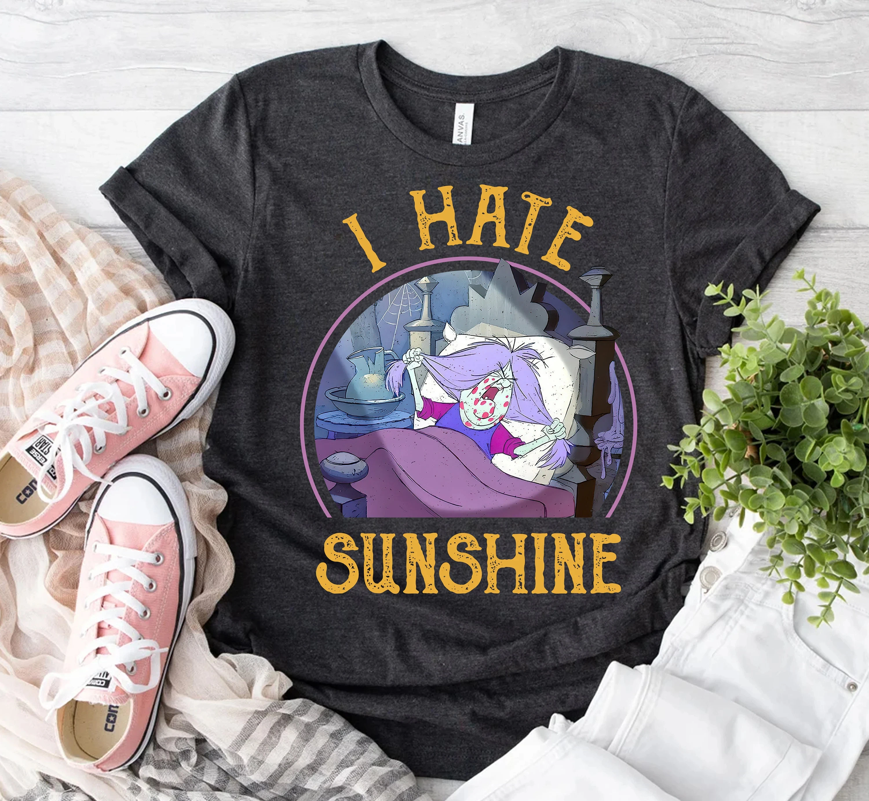 レトロディズニー「石の中の剣」マッド・マダム・ミム「I Hate Sunshine」シャツ、面白いディズニーヴィランズTシャツ、ファミリーシャツ