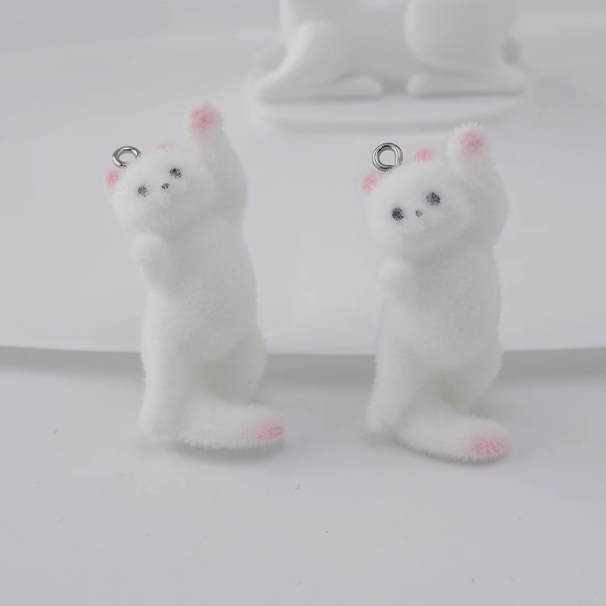 20pcs Resin Flocking Cartoon Cute White kitten Charms Resin Animal Cat Pendants for Keychains DIY crafts Make Jewelry fittings