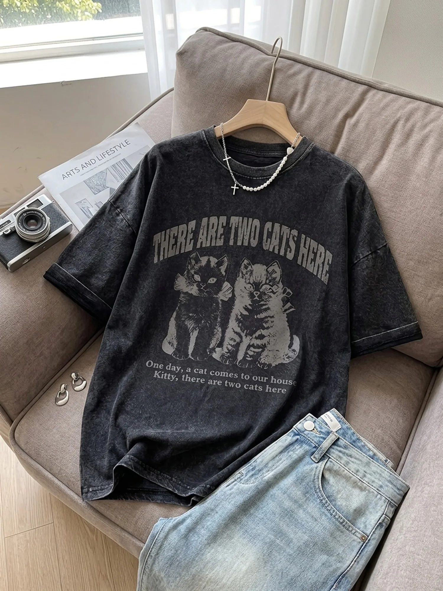 Gewaschenes und getragenem Look Off-Shoulder T-Shirt aus reiner Baumwolle für Damen, locker geschnittenes und schlankmachendes Oberteil – Detail 2