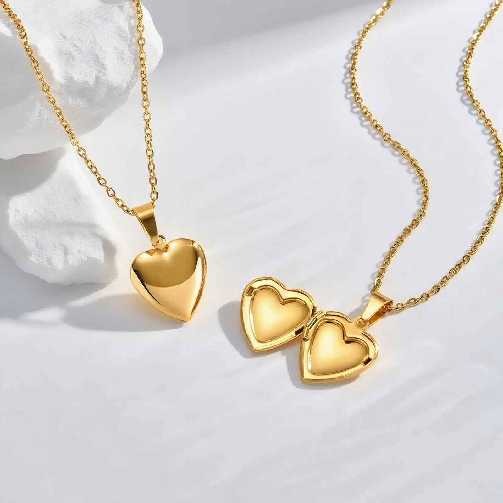 無料彫刻イニシャルハートロケットペンダント女性女の子用、ステンレス鋼26文字A-Zネックレス、カスタムジュエリーギフト