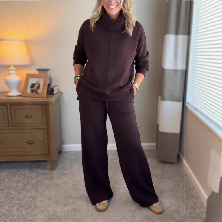 

Cozy Burgundy Turtleneck Hoodie & Wide-Leg Pants Two-Piece Set Women's Casual Loungewear Tracksuit Soft Comfortable Loose Fit