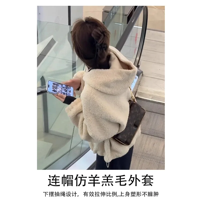 

Новинка 2025 года, однотонное универсальное толстое плюшевое пальто из ягненка для женщин на весну и осень, маленькое интегрированное флисовое меховое пальто с капюшоном
