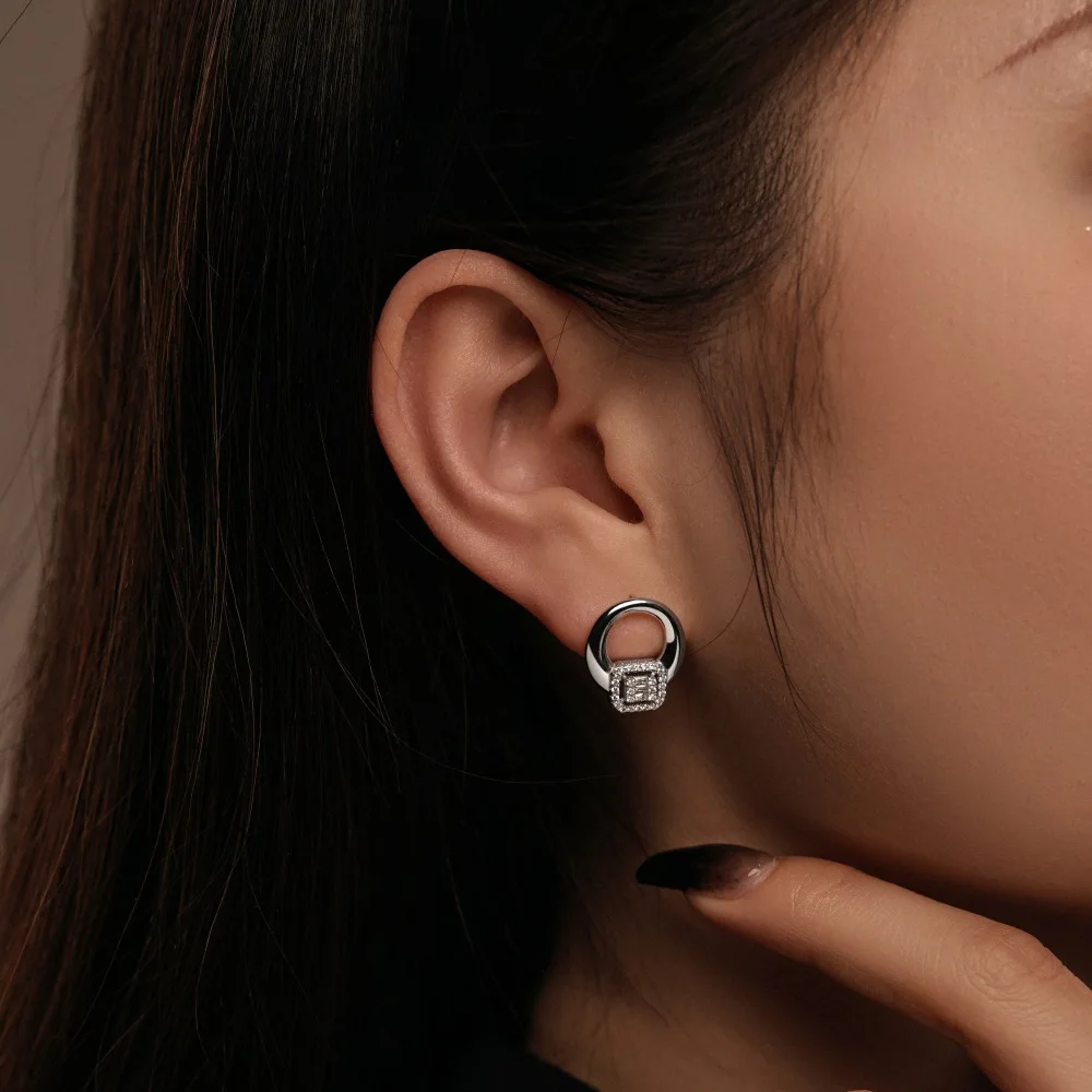 

New S925 silver ear studs with fashionable, light luxury, niche design, high-quality ear accessories, wedding jewelry