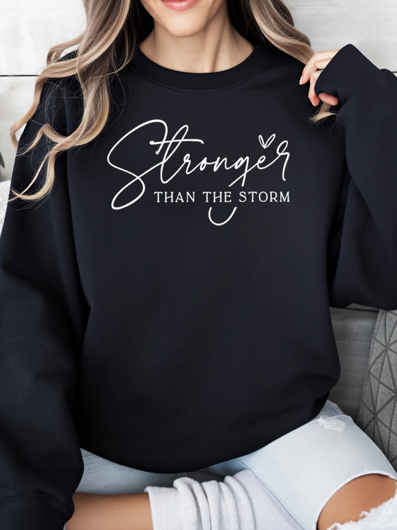 

Толстовка с принтом Stronger Than the Storm, женская повседневная одежда для повседневного использования, черная, больших размеров