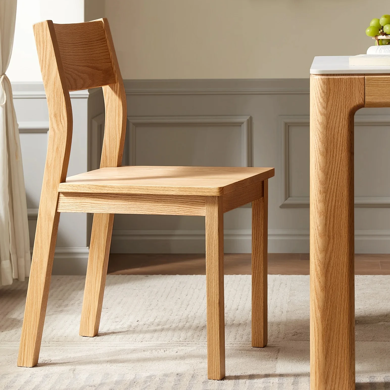 Eleganter Esszimmerstuhl aus massivem Eichenholz