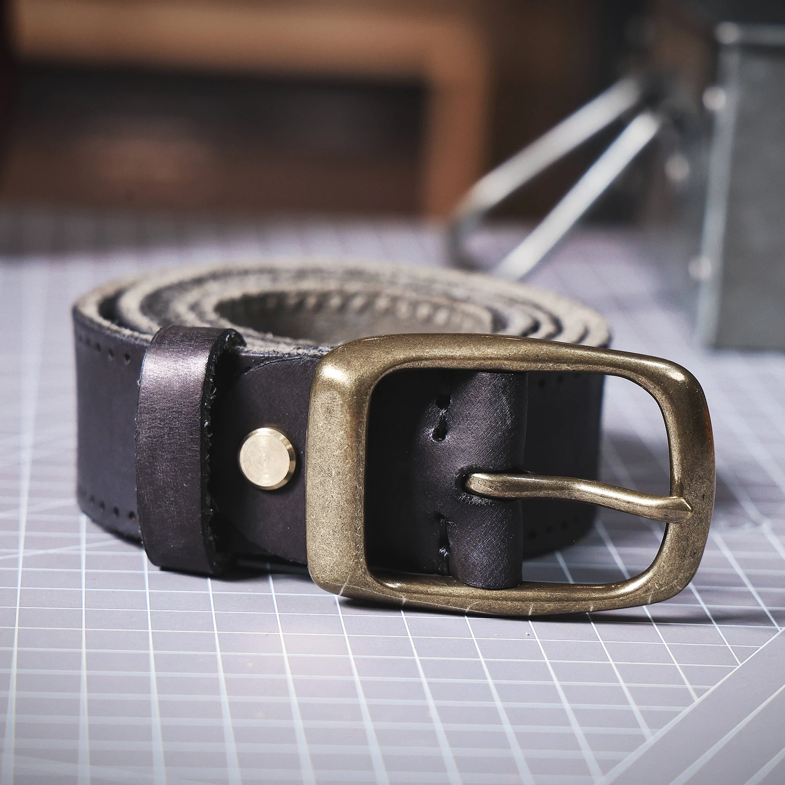 S.WORKER Vintage-Herren-Gürtel aus echtem Leder, Vollnarbenleder, lässiger, klassischer Jeansgürtel mit Messing-Dornschließe, Geschenkbox – Detail 21