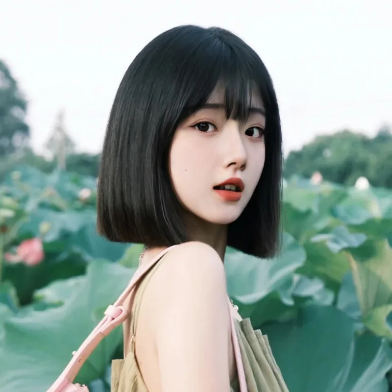 

Парик в японском и корейском стиле, черные короткие прямые волосы одного длины, полное покрытие головы.