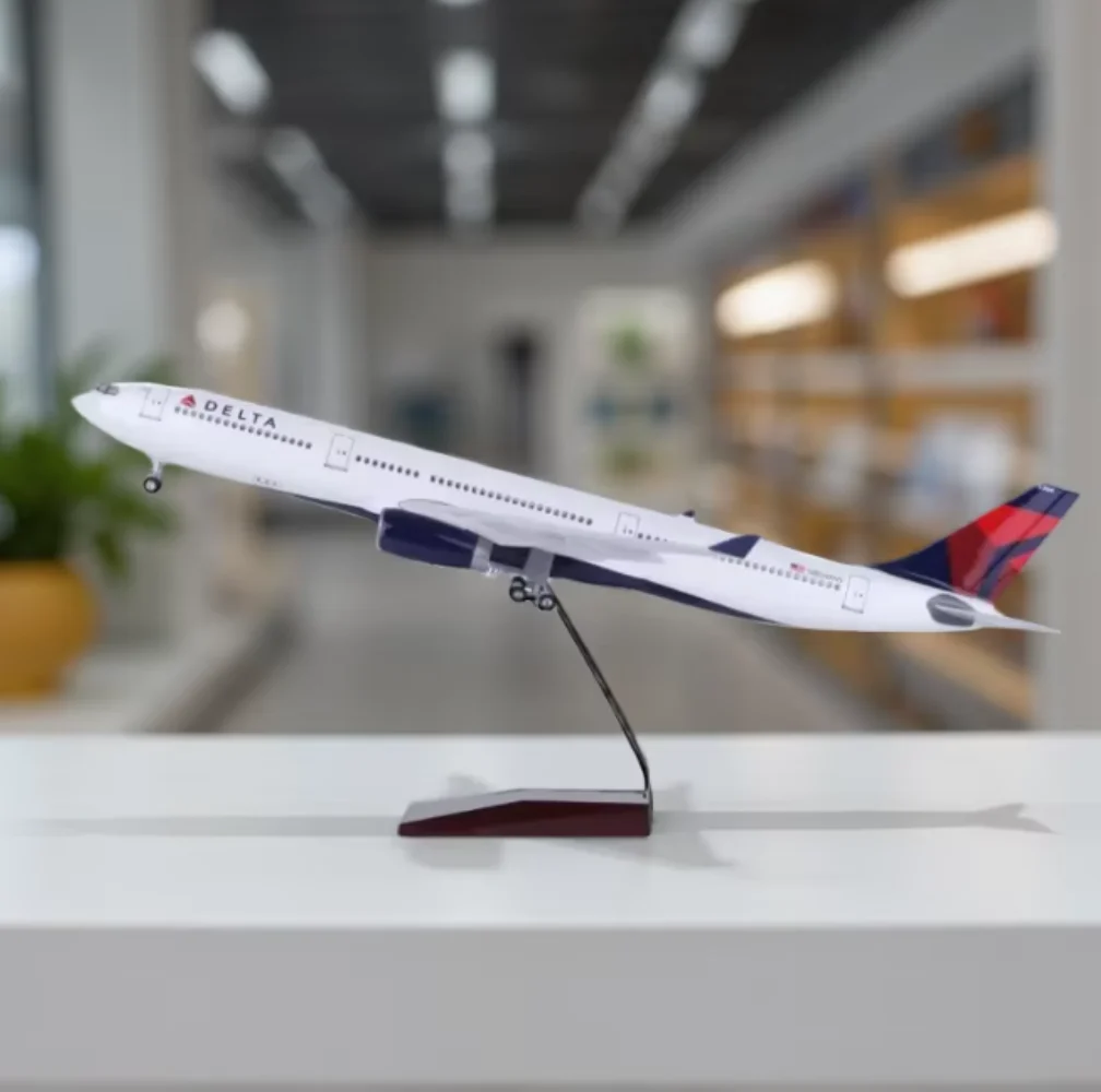 1/135 Scale Airplanes 47cm A330 Delta Airways Resin Model Plane Diecast Aircraft With Display Stand For Aviation Hobbyist Gifts