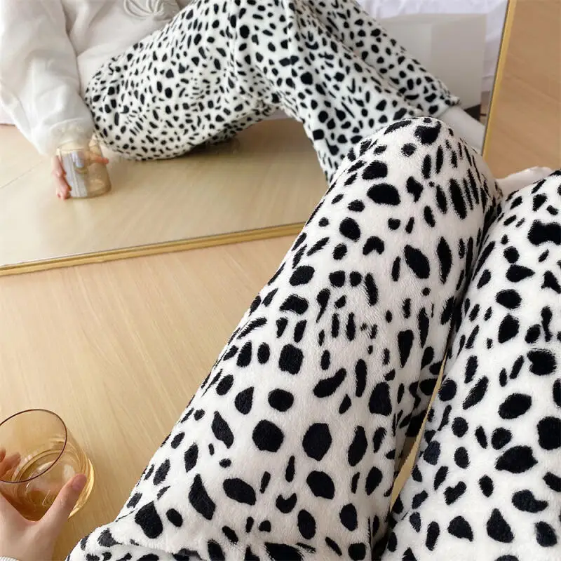 ชุดนอนผ้าคอรัลฟลีซสำหรับผู้หญิง กางเกงขายาวทรงหลวม สวมใส่สบายๆ สำหรับฤดูใบไม้ร่วงและฤดูหนาว ชุดนอนผ้ากำมะหยี่ ชุดนอนใส่ในบ้าน เสื้อคลุมด้านนอก สไตล์โดปามีน