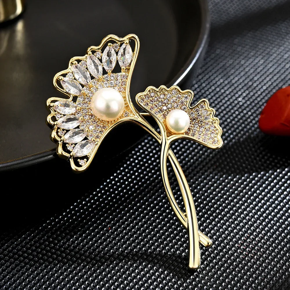 Gold Color Crystal Brooches Ginkgo Leaf Pearl Lapel Pins for Women Girls Vintage Corsage Party Wedding Jewelry Accessories