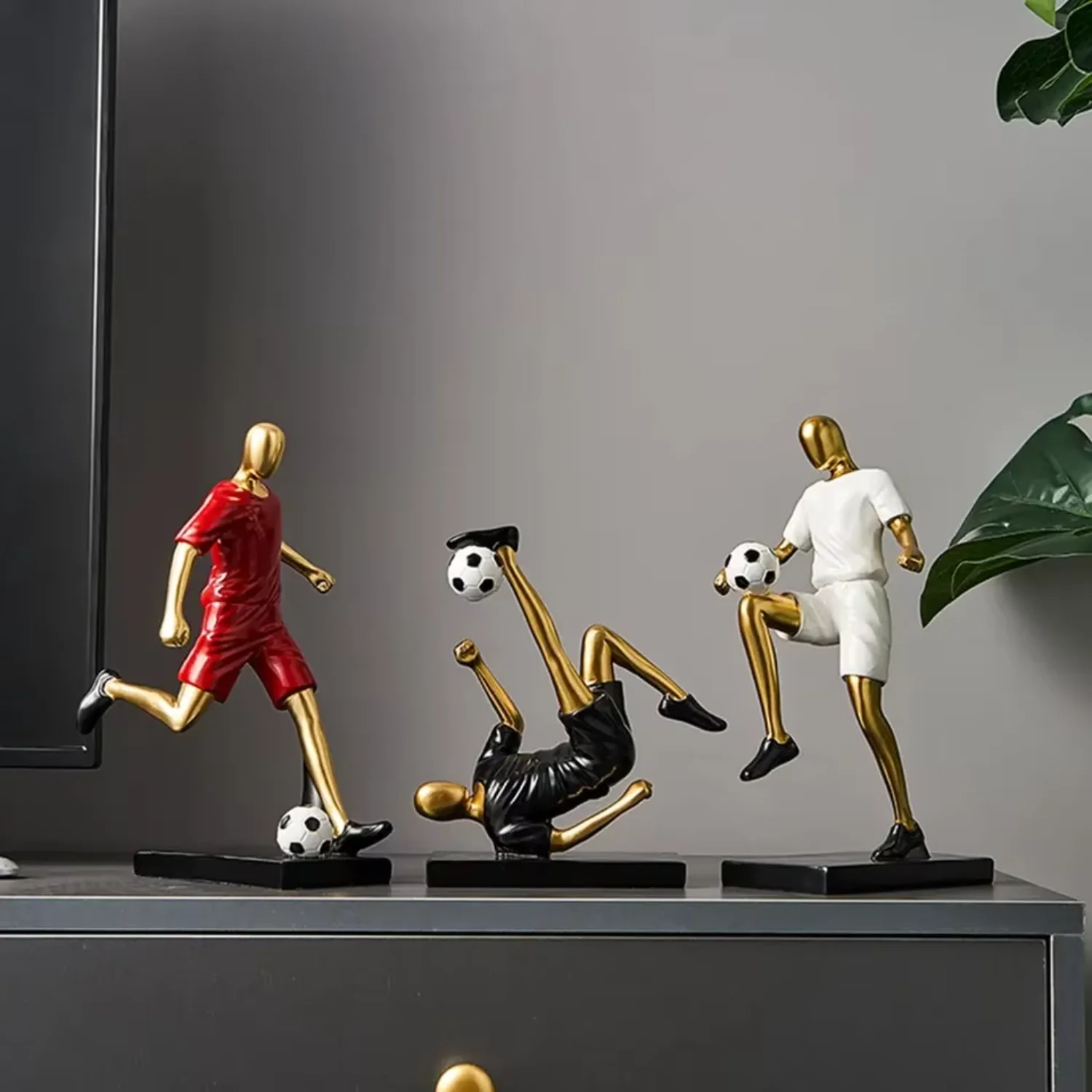 Modern  Decoration Resin Figure Sculpture Crafts Football Player Ornaments