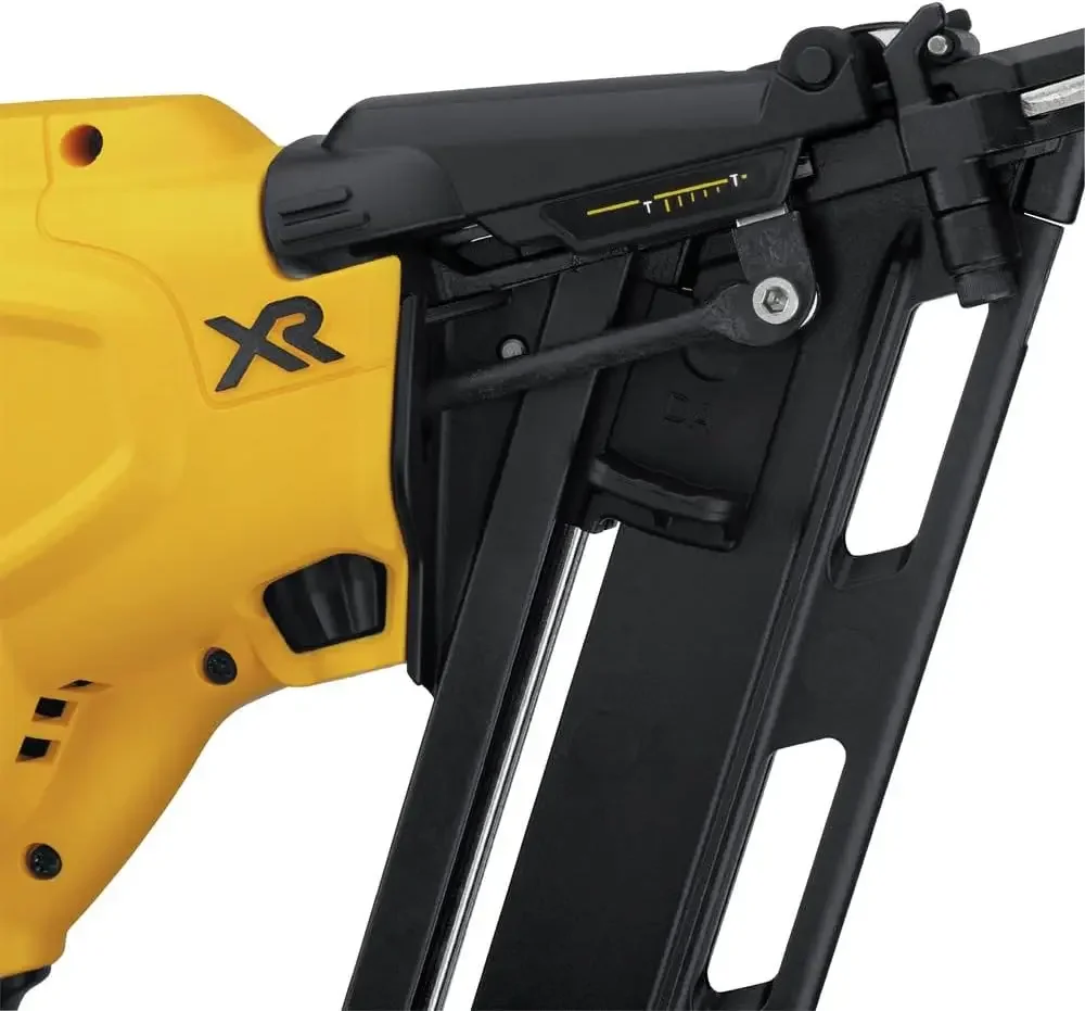 Clavadora de acabado DEWALT 20V MAX*, en ángulo, 15GA (DCN650B)