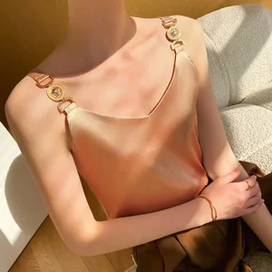 Schwarzes weibliches Trikot von Ärmeln ohne Ärmel gegen Nacken, elegantes Seidenoberteil ohne Spaghettirest, monochrom in Mode, sexy glamouröse, Sommer, 2024 12 Hauptverkäufe Nude Seidenbluse - №12