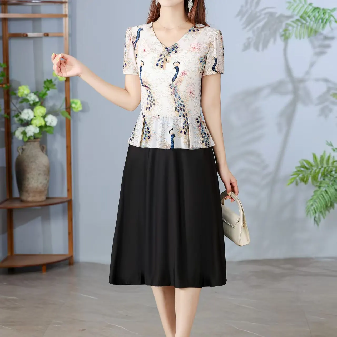 

Новая летняя китайская платье-миди 2025 года с принтом, А-силуэт, с коротким рукавом, V-образным вырезом, имитация двух частей, из полиэфирного волокна, свободного кроя