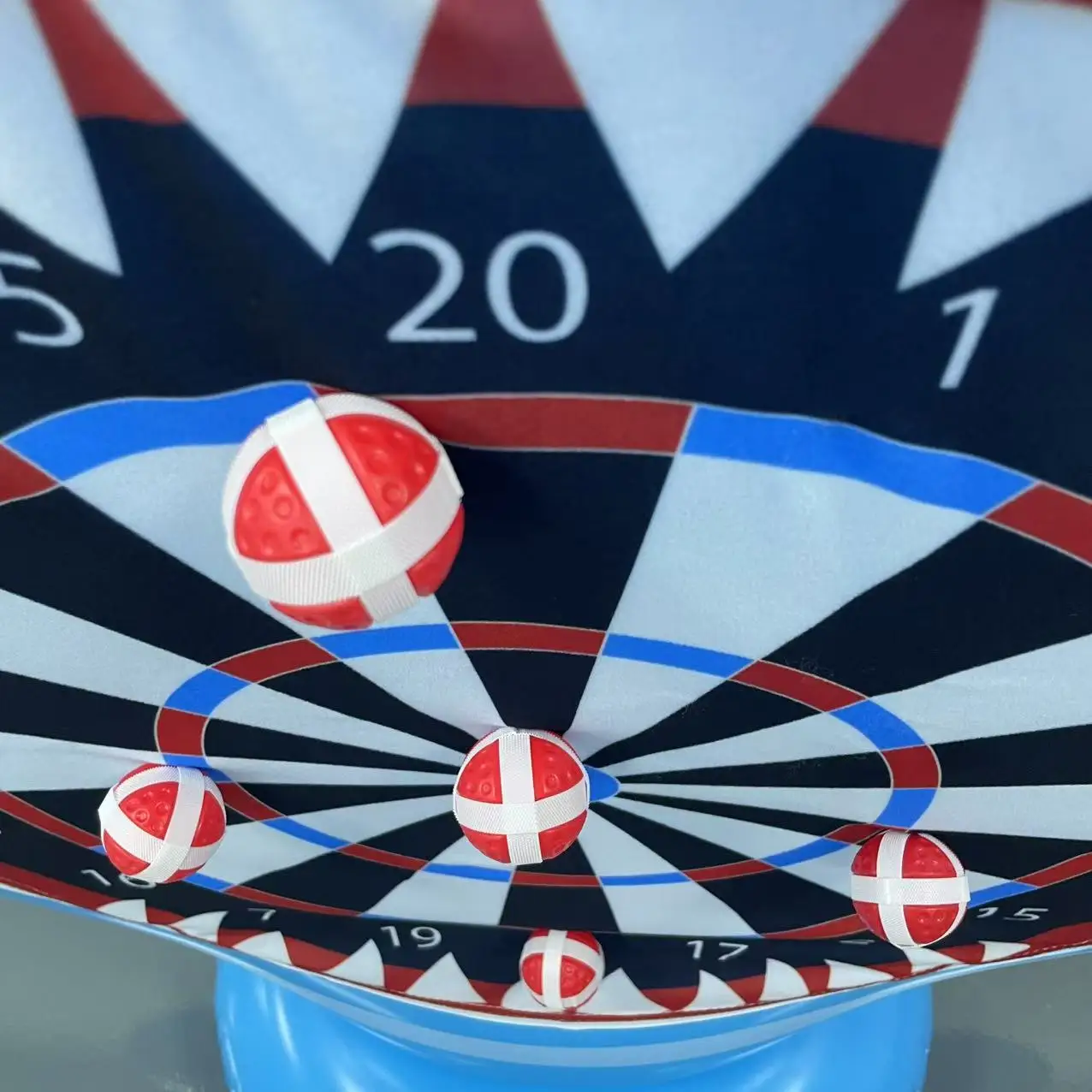 大型インフレータブルプールおもちゃ サメ型ダーツボード 粘着ボール6個付き、スイミングプールフロート、子供と大人に適したウォーターゲーム、ビーチや裏庭での家族での屋外遊び、6～12歳の男の子と女の子に適したクールなパーティーギフト