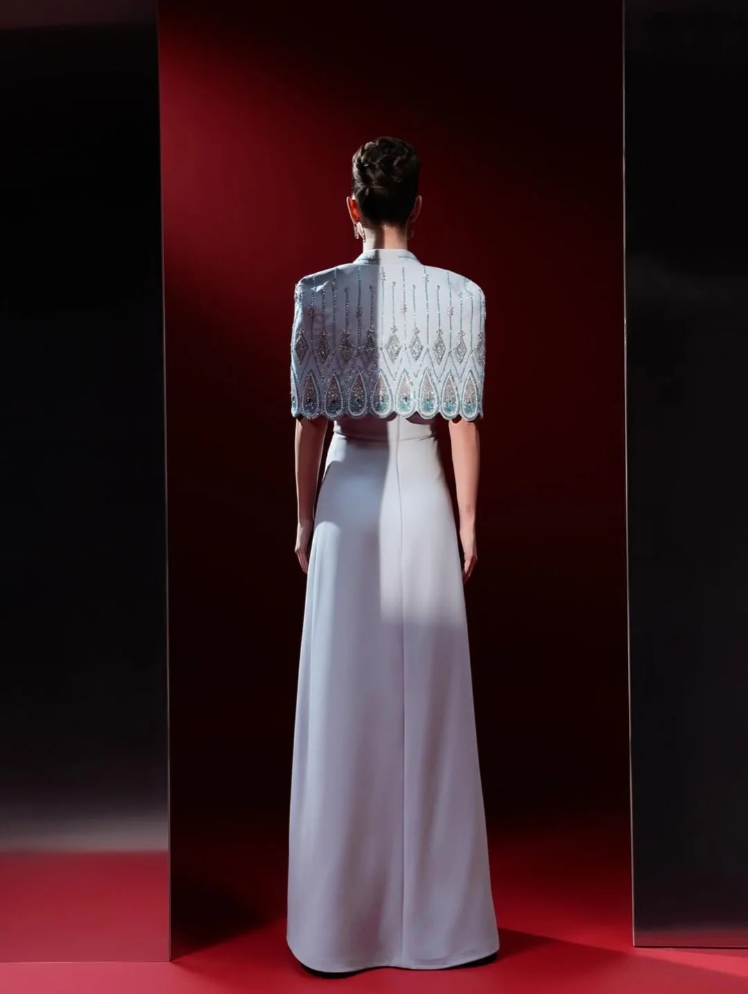 Elegante azul tendencia de lujo Maxi desmontable con cuentas detalle de capa satén acanalado hasta el suelo vestido de fiesta Formal de graduación de noche delgado