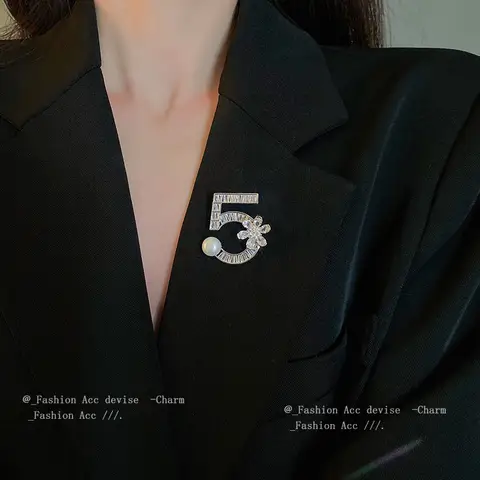 Korean Fashion Number 5 Full Cubic Zircon Flower Brooches for Women Girls Luxury Designer Pearl Brooch Sweater Dress Lapel Pins