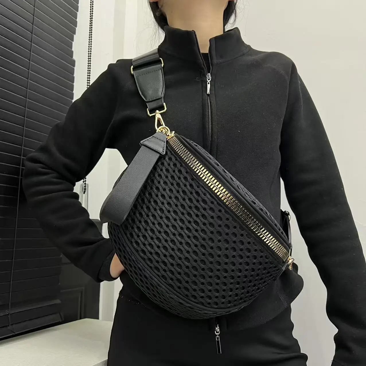 Ladies' fashionable mesh lightweight chest bag, semi-circular casual sports running crossbody bag, multifunctional crossbody bag