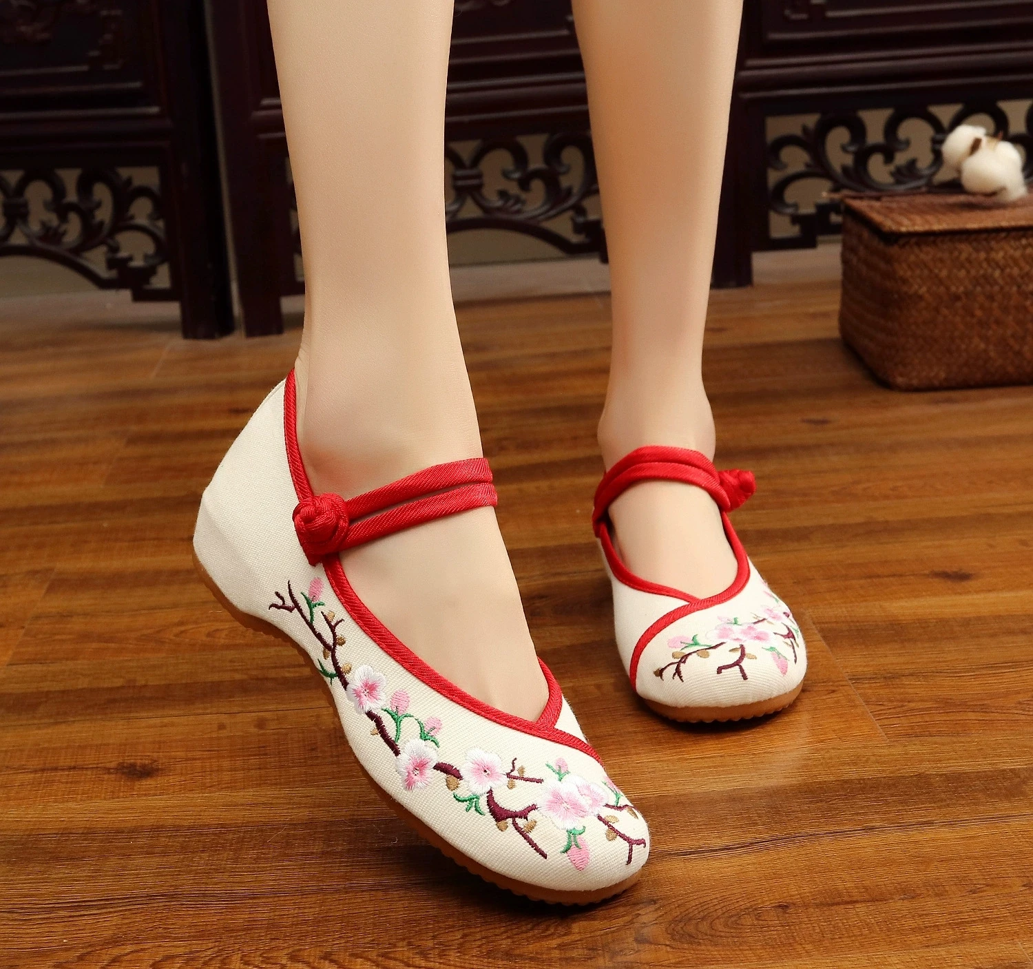 

Chinese Style Retro Plum Blossom Embroidery With Raised Embroidery Inside Fabric Shoes With Sloping Heels Women's Singles Shoes