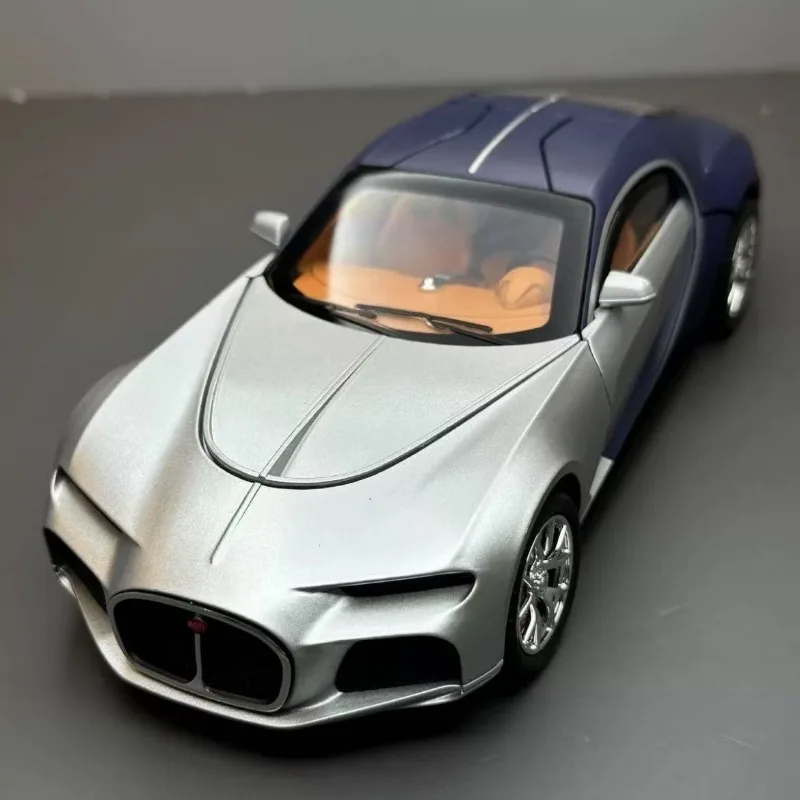 

1:32 Bugatti Atlantic Diecast Alloy Supercar Model with 2 Matching Suitcases for Car Collectors Hobby Display Desktop Decoration