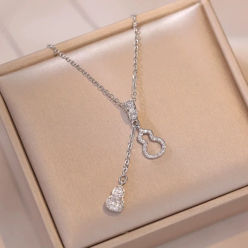 Nuova catena alla clavicola di nicchia, ultima collana in acciaio al titanio stile zucca con nappa, accessori da donna nel 2025