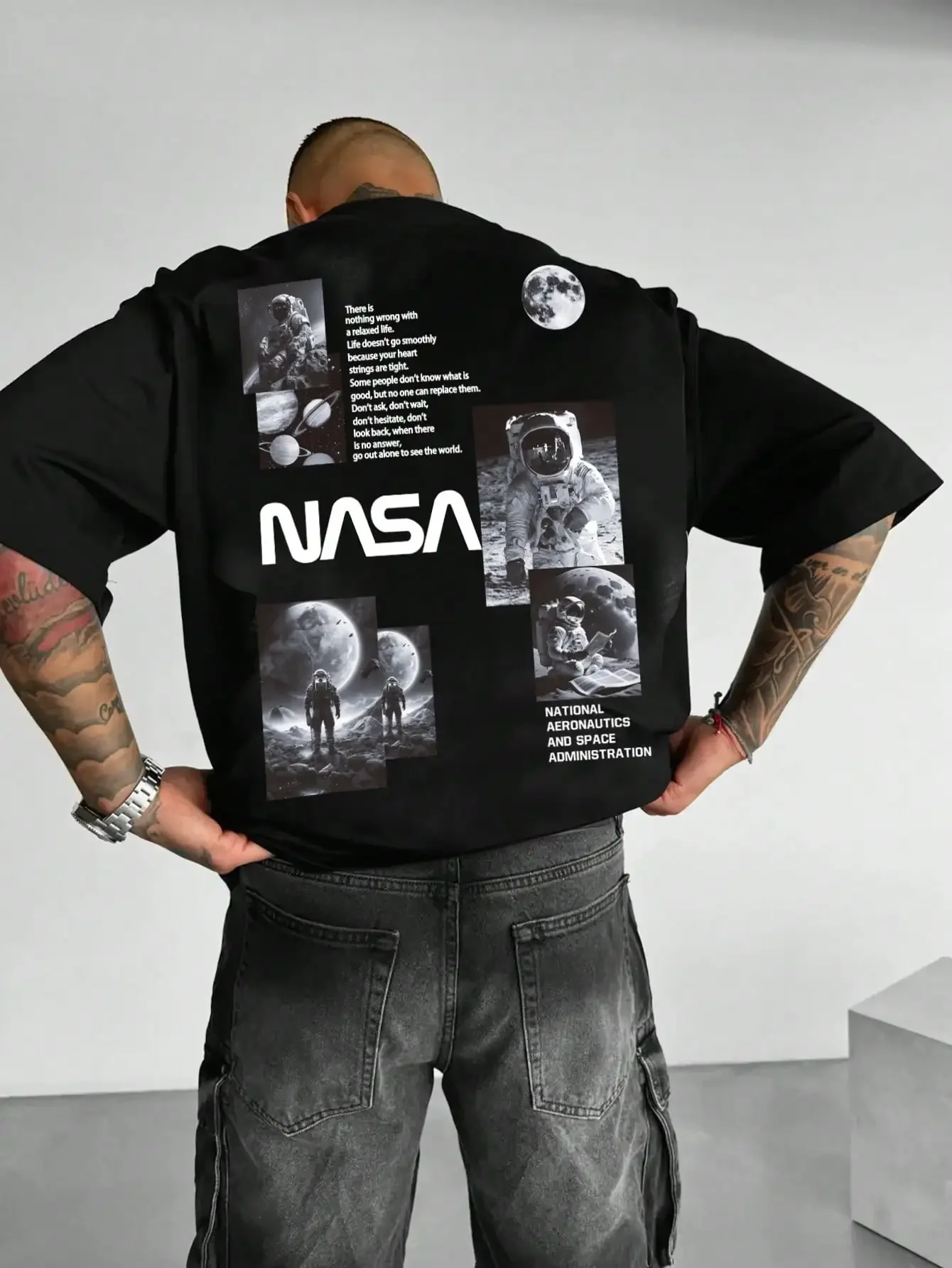 Manfinity Homme Men\'s Summer Astronaut Pattern Printed Round Neck Casual Short Sleeve T-shirt with Slogan, Suitable for Friends