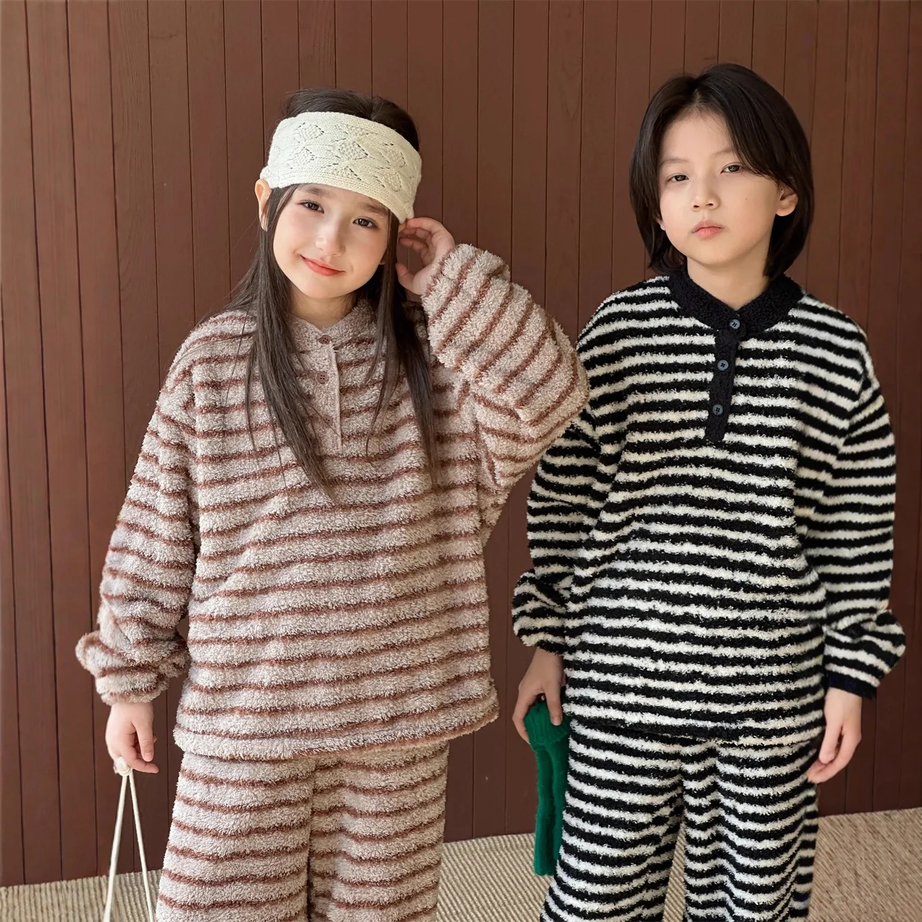 مجموعة ملابس منزلية مخملية دافئة للأولاد والبنات، الطبعة الكورية، ملابس منزلية مخططة لاصقة ومريحة للأطفال #1