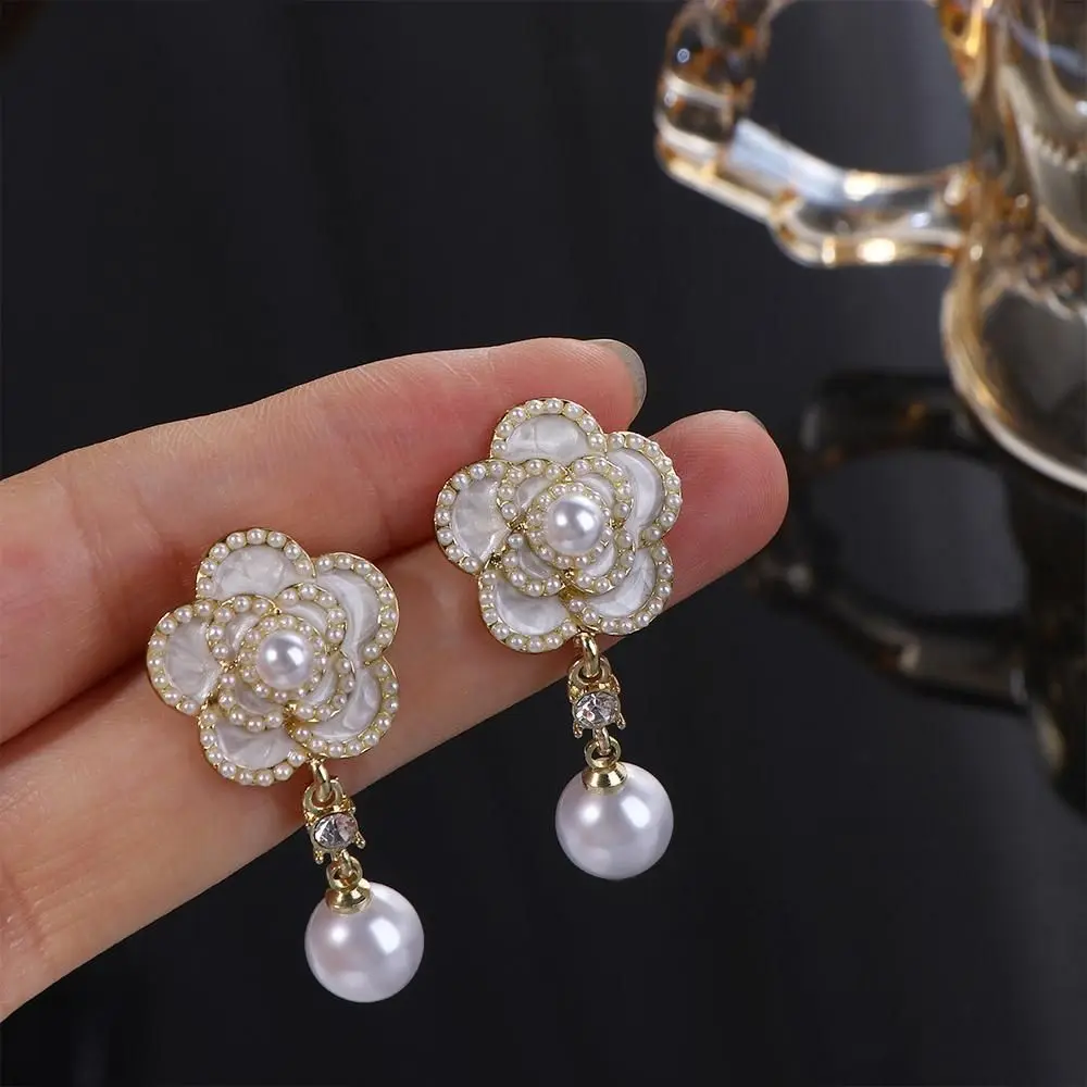 Retro Lady Metal Pearl Pendant Temperament Party Korean Fashion Earrings Flower Stud Earrings Camellia Earrings Women Jewelry