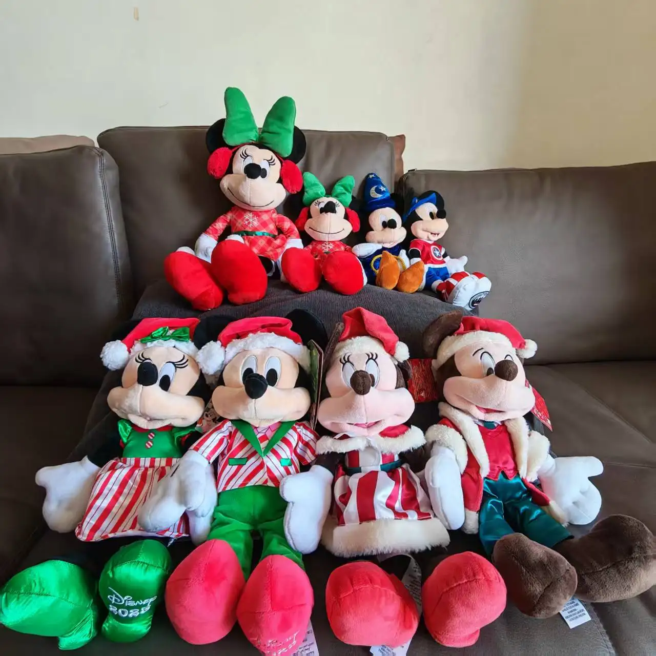 

Милые рождественские плюшевые куклы Микки и Минни, идеальные подарки для друзей и семьи во время праздников.