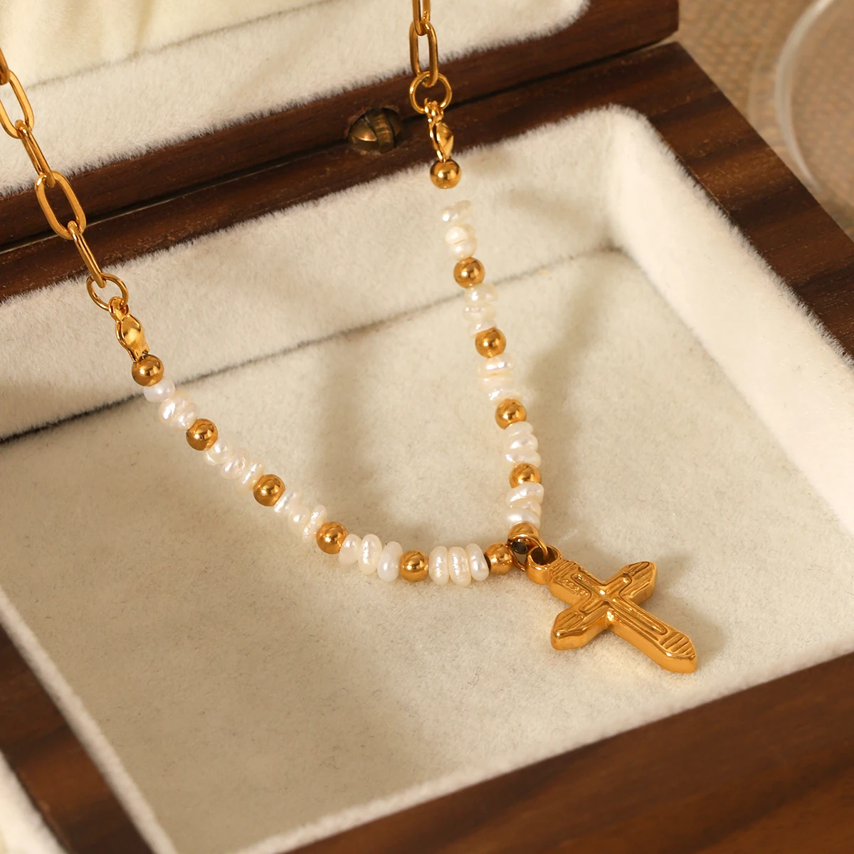 

French Light Luxury Ladies Retro Exquisite Stainless Steel Cross Necklace Personality Simple Freshwater Pearl Clavicle Chain