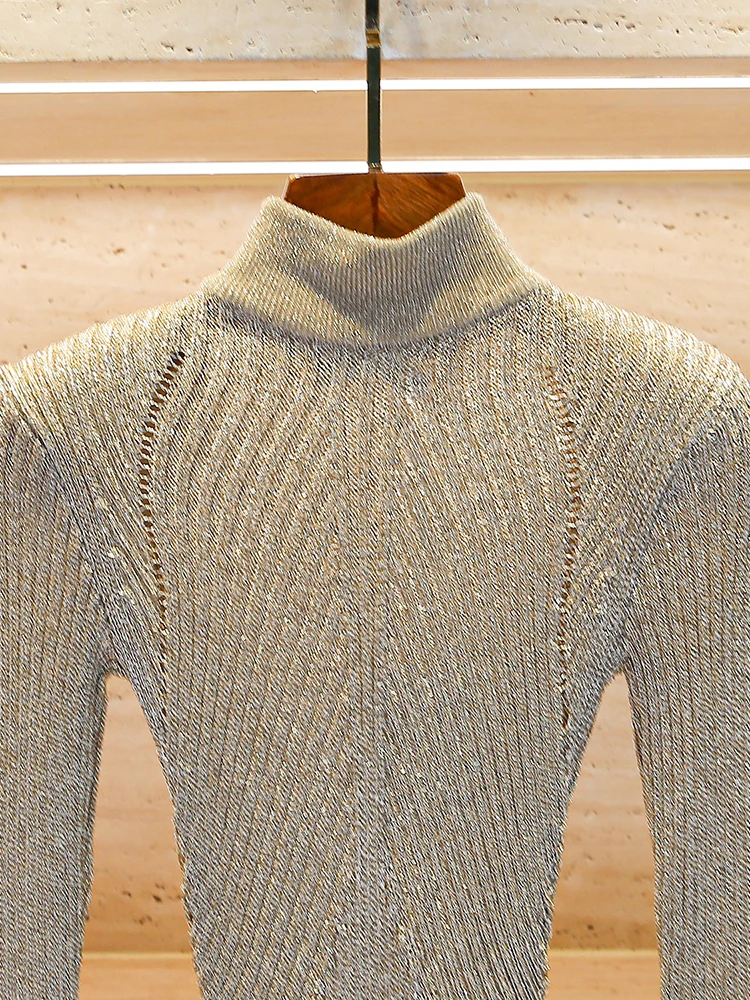 فستان طويل أنيق محبوك بتصميم مفرغ وياقة عالية للنساء في موسم الشتاء، قصة A-line وخصر مرتفع