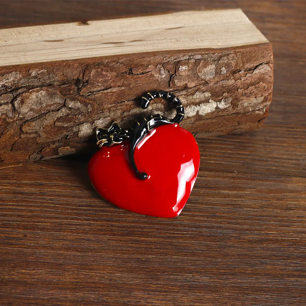 創造的な怠惰なドットキャットブローチピン、枝に横になる、カワイイレッドラブハートパターン、バッジコサージュ、ラペルピンアクセサリー、ギフト