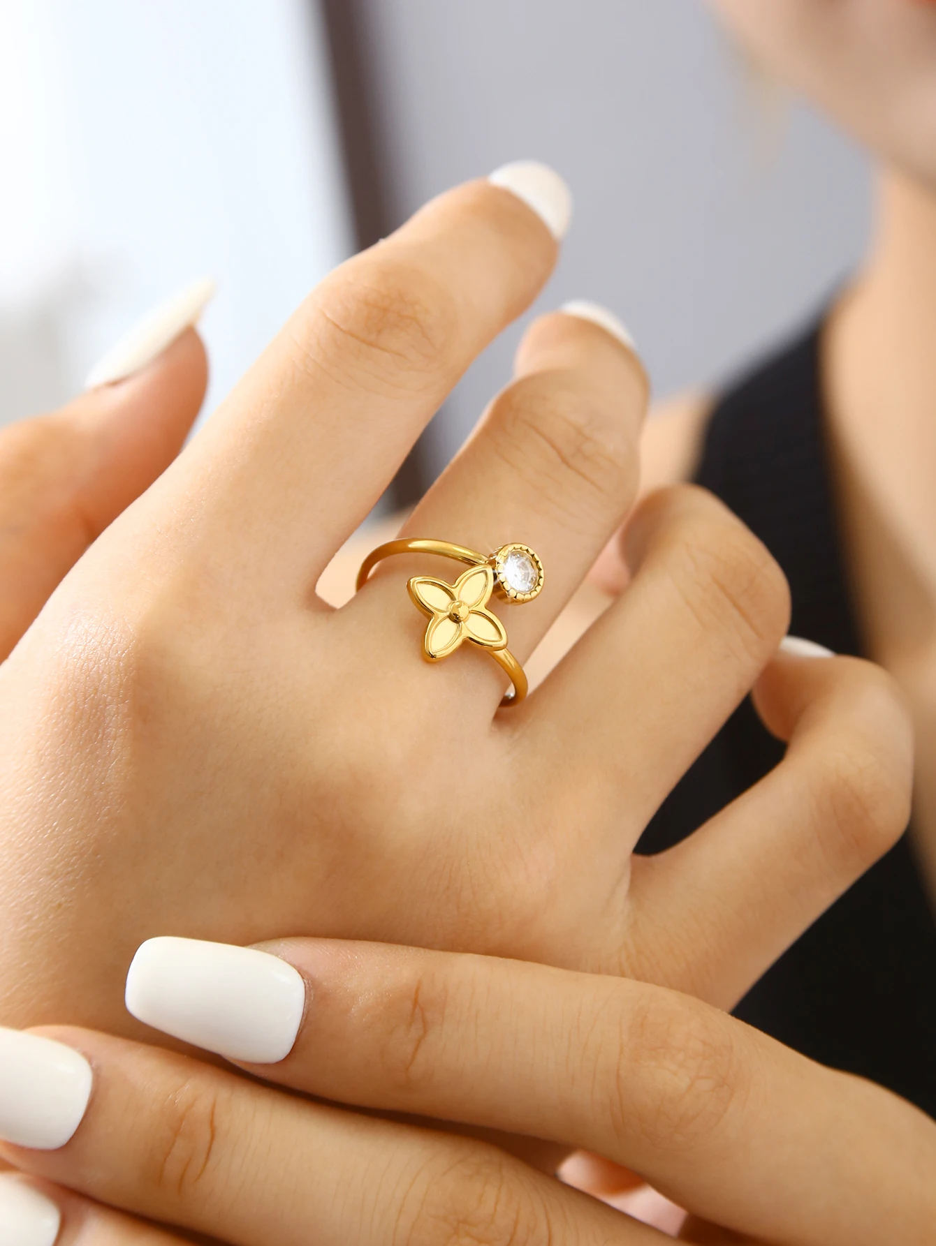 Ins Fashion مزاجه الرجعية الفولاذ المقاوم للصدأ 18K مطلية بالذهب مع الماس جولة أربع أوراق البرسيم زهرة خاتم الإناث