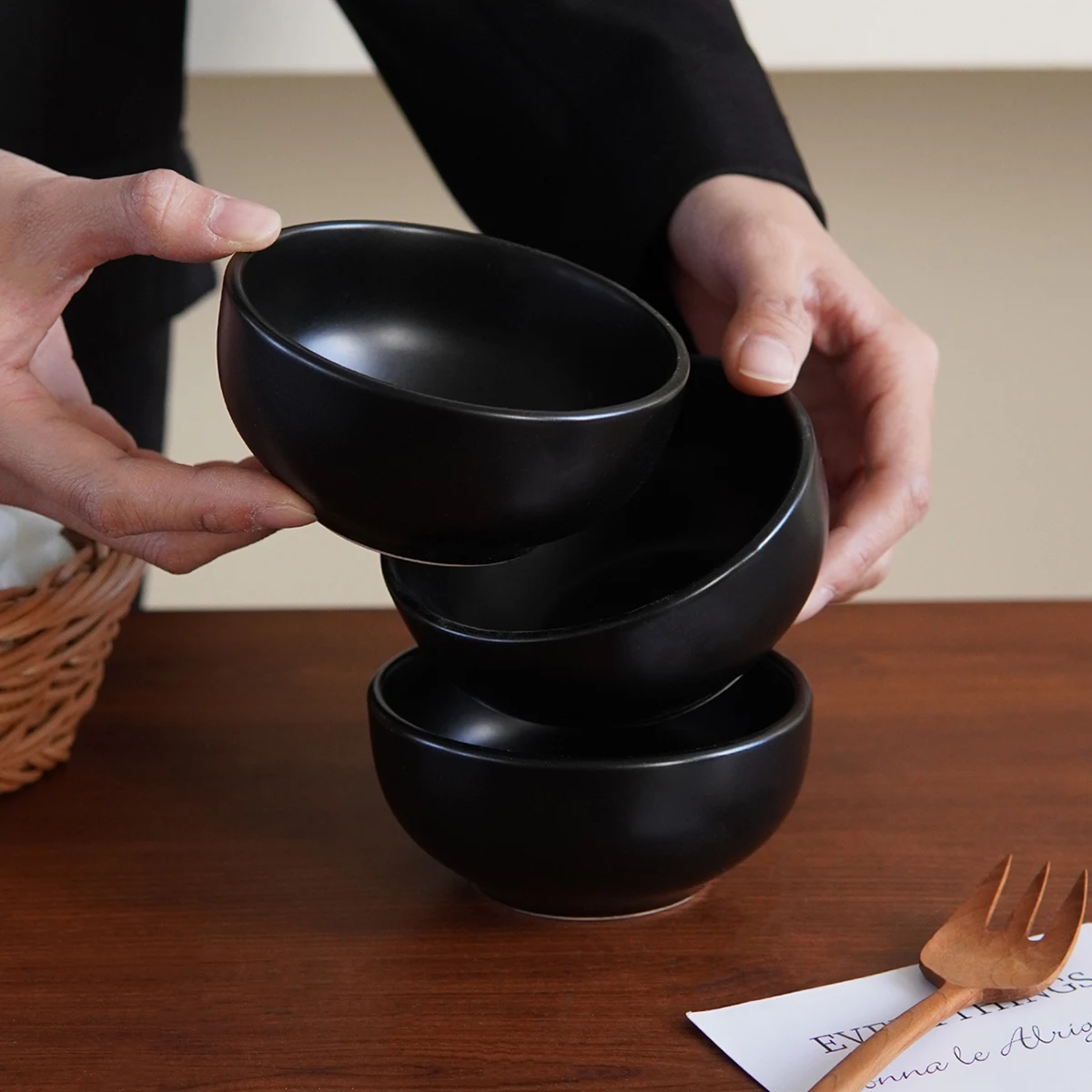 1Pc Black Round Ceramic Salad Bowl, Simple Solid Color Rice Bowl, Suitable for Daily Breakfast Bowls at Home, Light Meal Salad Bowls, Fruit Bowls for the Living Room, Afternoon Tea Dessert Bowls, Gift-Giving Items