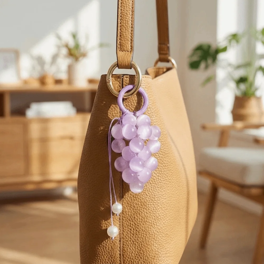 Niedlicher Schlüsselanhänger aus Legierung in Traubenform, glasierter Mini-Frucht-Schlüsselring, leichter Perlen-Taschenanhänger für Damen – Detail 5