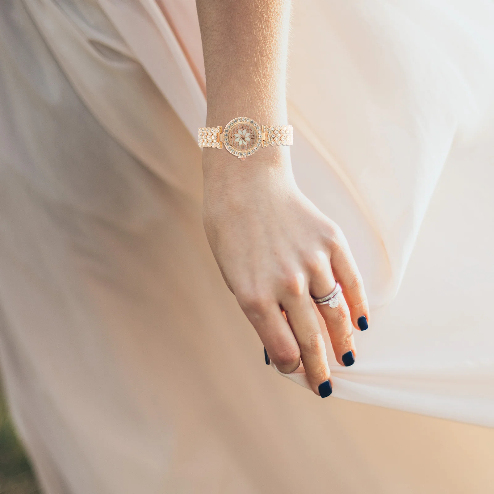 

Delicate Ladies Watch Exquisite Shiny Band Stylish Feminine Wrist Ornament Perfect for Daily Wear and Special