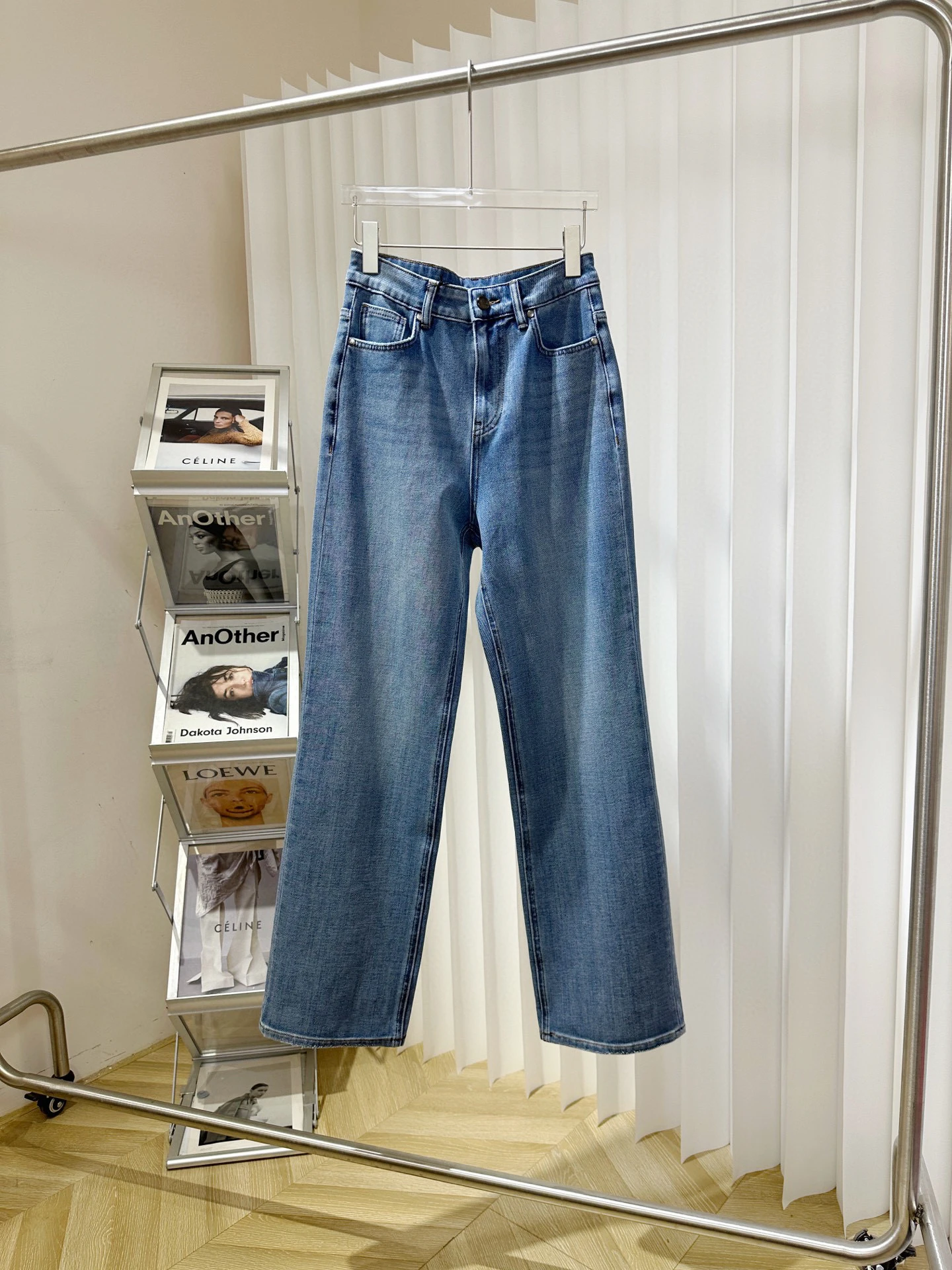 ハイウエストストレートレッグルーズフィットフロアレングスジーンズ女性の夏の新しいSleカジュアルジッパーワイドレッグパンツテーパリング効果