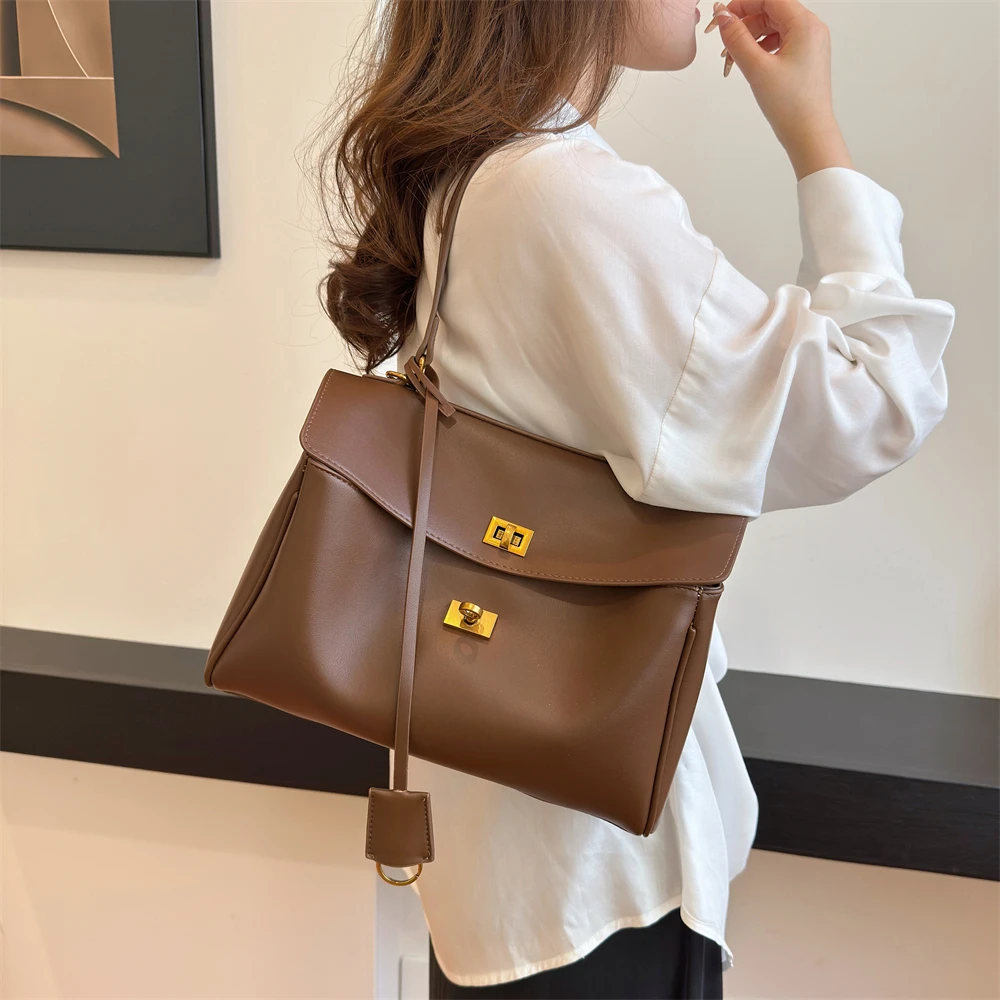 حقائب كتف ذات علامة تجارية فاخرة للنساء من جلد البولي يوريثان الناعم بلون سادة حقائب تسوق ذات سعة كبيرة 2025 أحدث حقائب يد فاخرة مصممة #4