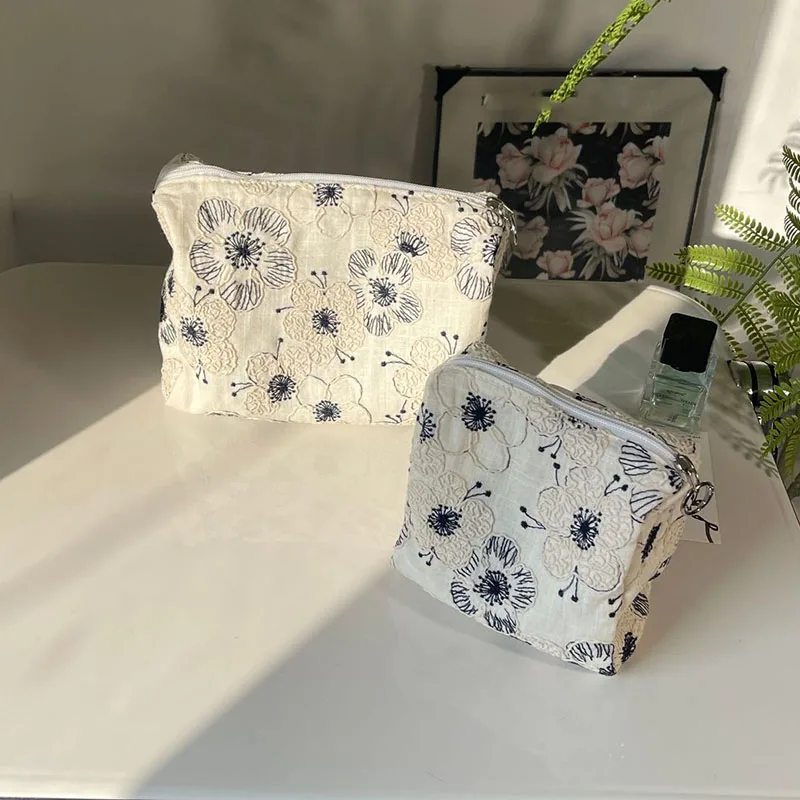 Ins Retro Embroidered Fabric Cosmetic Bag Large Capacity Portable Travel Skincare Storage Handheld Toiletry Bag For Ladies