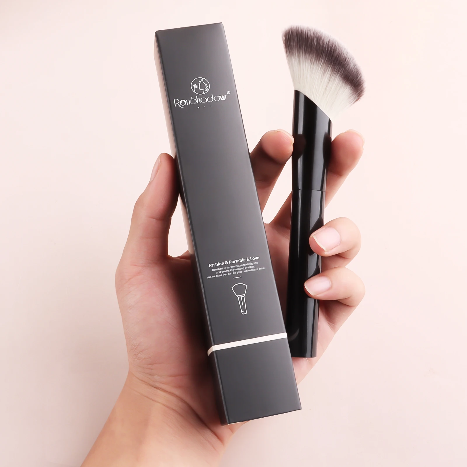 Pojedynczy pędzel do makijażu zapewniający idealną aplikację, bezszwowy wygląd, pędzel do podkładu z miękkim włosiem, modny design.