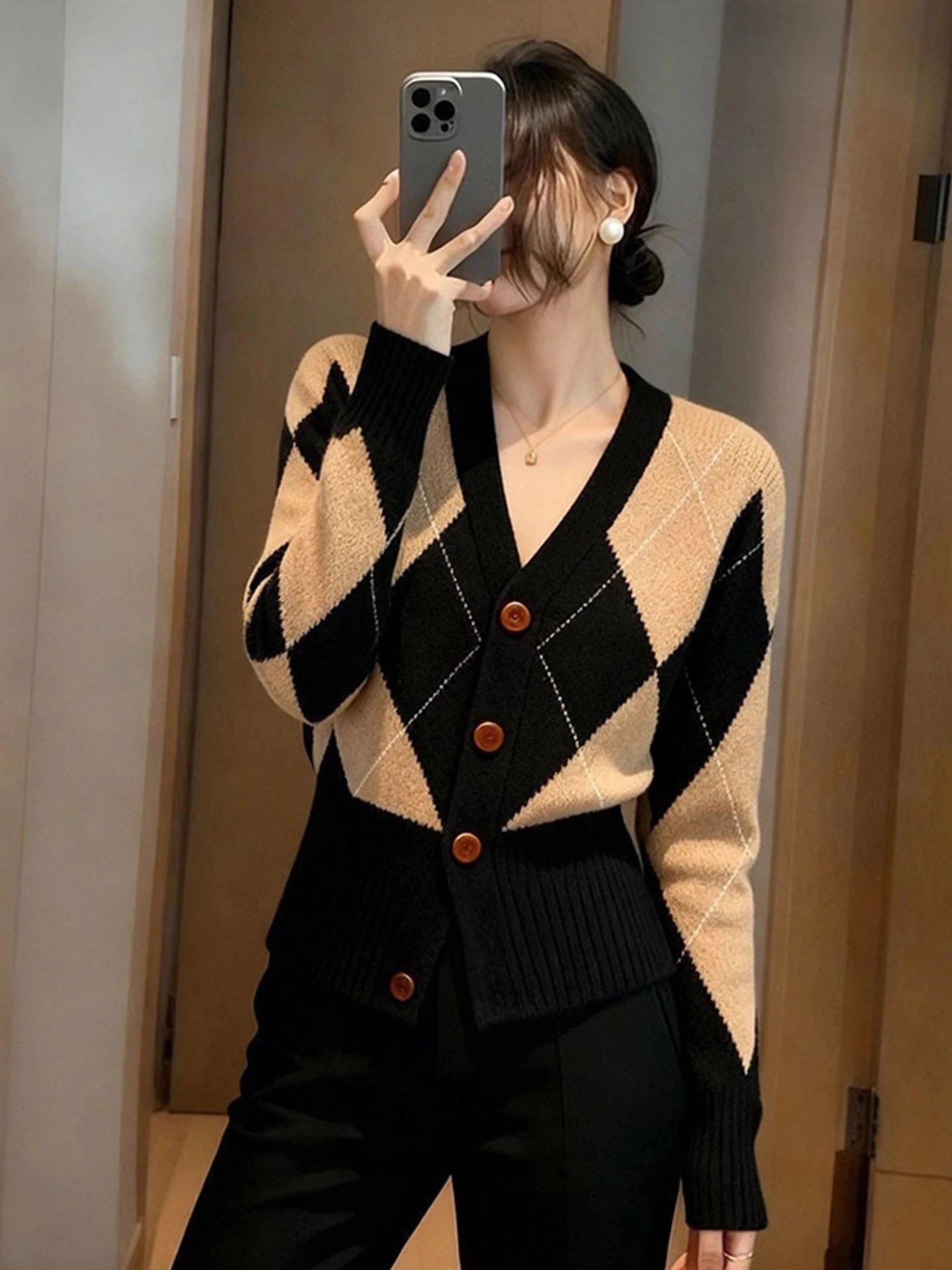 

Faionable V-Ne Camere Sweater Color Blo Design Long Sve Knitted Women's Top Korean Sle Loose Fit Button Detail
