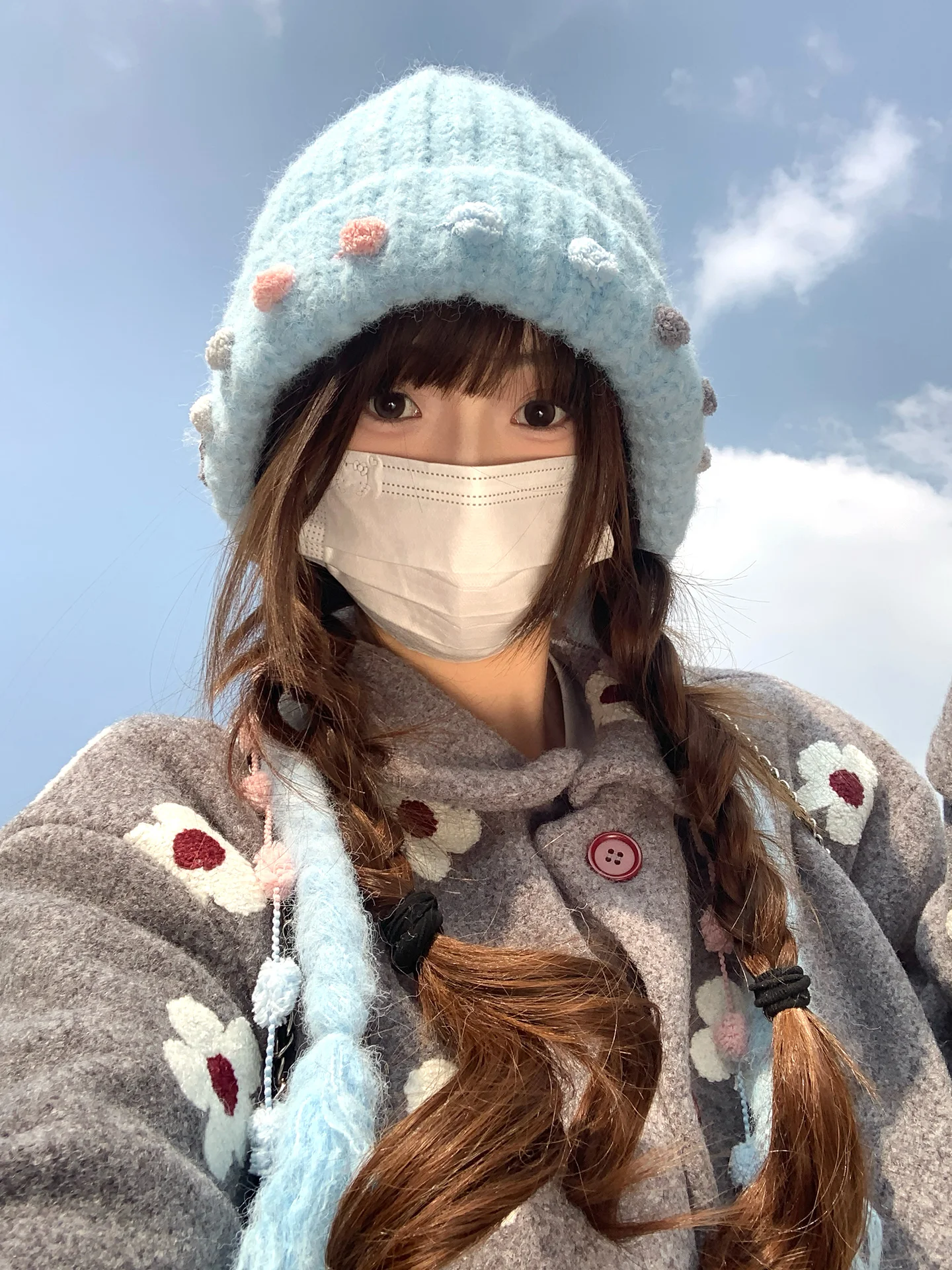 Niedliche pelzige Strickmütze mit Kugelquaste für Winterwärme, Ohrenschützer und Kopfbedeckung mit Riemen