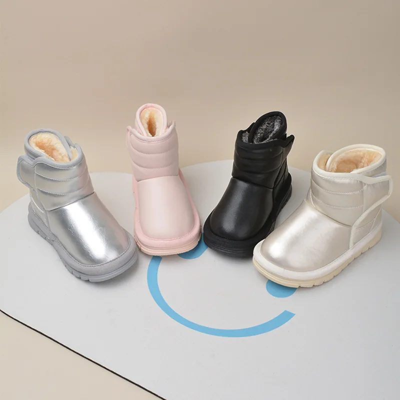 موضة أحذية الفتيات 2025 شتاء جديد أحذية أطفال برقبة مريحة لينة أسفل الفتيان حذاء الثلوج بسيط المضادة للانزلاق الفتيات حذاء من الجلد Zapatos