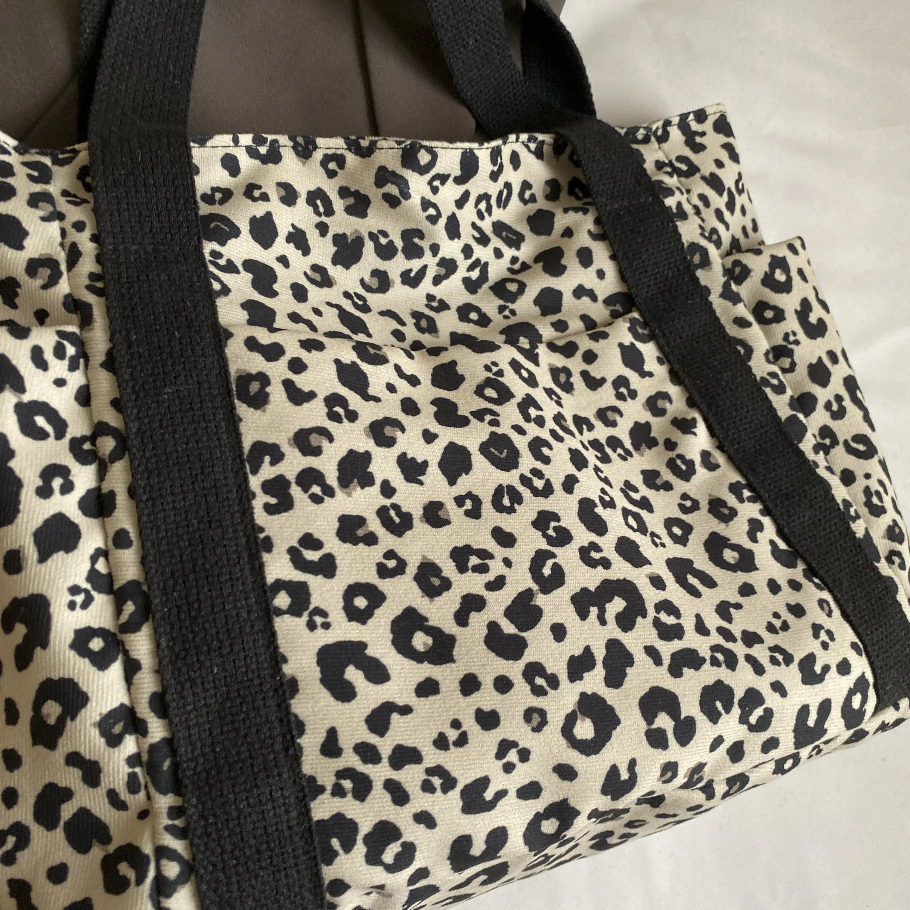 Fashionable leopard print minimalist casual large capacity tote bag for commuting to school