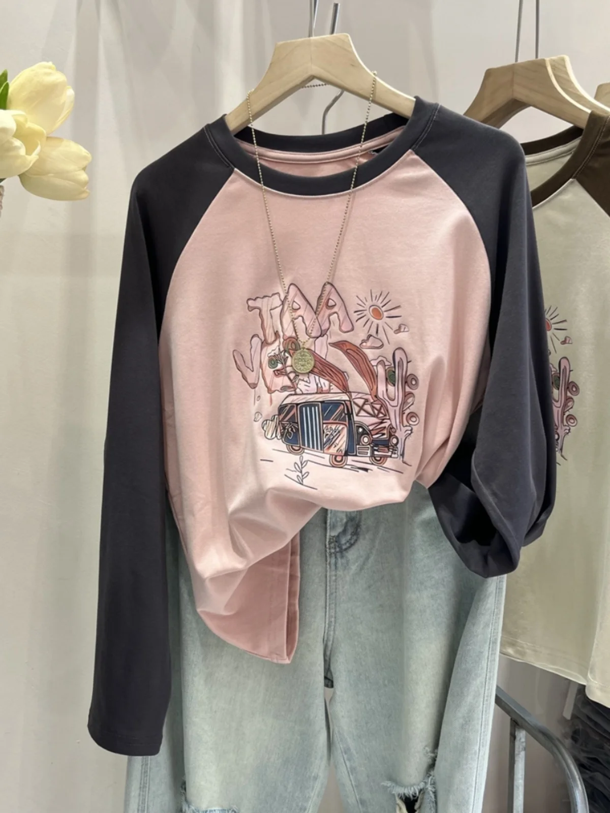 

Женская осенняя футболка оверсайз с принтом, повседневная, с длинным рукавом, с цветными вставками, омолаживающая, базовая модель