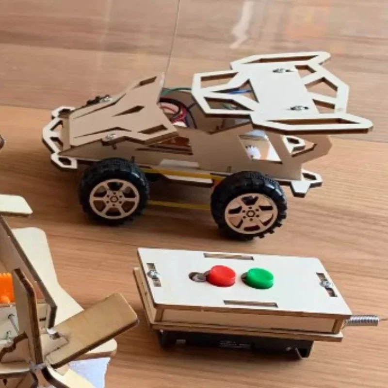 STEMコース教材キット：完全なRCカー組み立ては、機械・電子・プログラミングの分野を網羅しています。