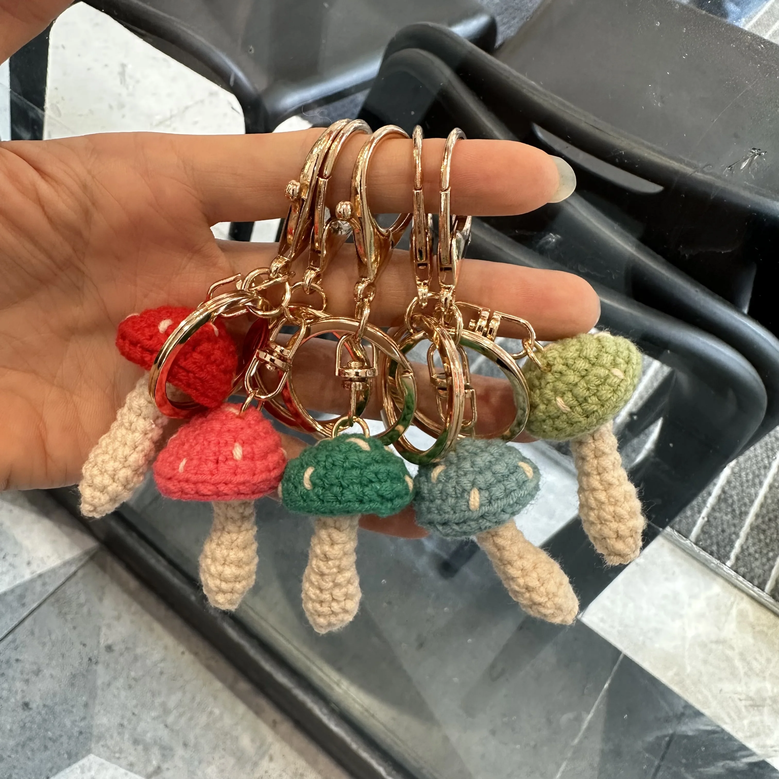 8 Color Handmade Colorful Mushroom Keychains Cartoon Mini Knitted Car Keyring Clothing Shoes Scarf Socks Bag Stationery Decorate