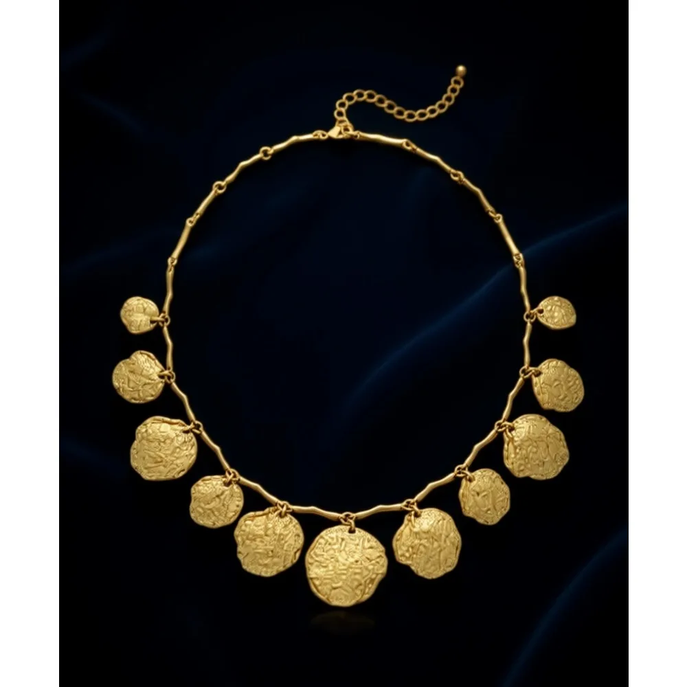 

Массивное регулируемое золотое колье-чокер с подвесками и множеством шармов